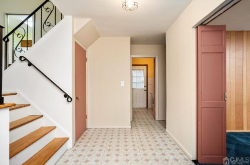 8 Ainslie Ct, East Brunswick, NJ 08816-1101