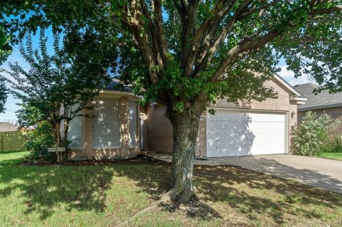 10601 Foothill Dr, Fort Worth, TX 76131-3946