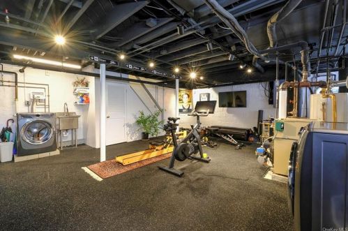 8 Parkway, Mount Vernon NY  10552-1219 exterior