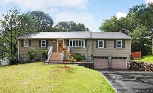 51 Hartley Dr, Waterbury, CT 06705-3734