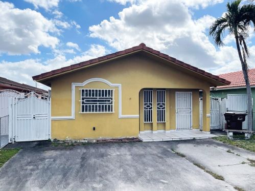 2666 72nd St, Hialeah FL  33016-5419 exterior