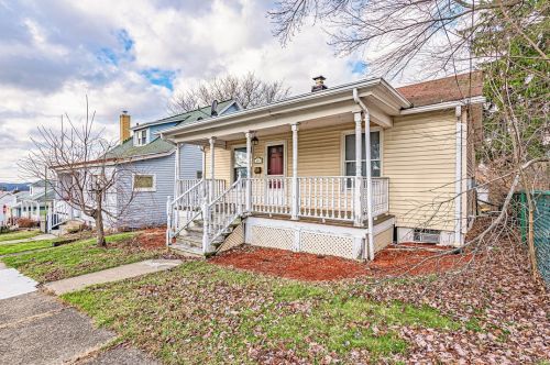 803 1st St, Jeannette, PA 15644-1927