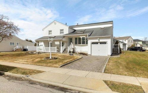 3515 Roanoke St, Seaford, NY 11783-3003