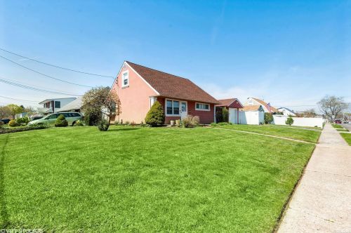 835 Washington Ave, Westbury NY  11590-6013 exterior