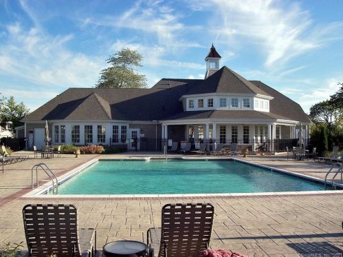 4 Spy Glass Cir, Bloomfield CT  06002-2391 exterior