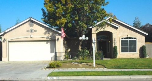 1416 Persimmon St, Lemoore CA  93245-5256 exterior