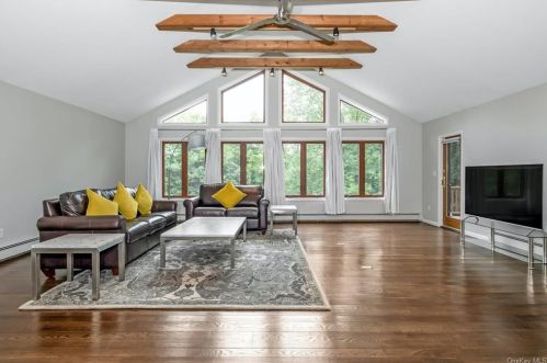 100 Deerfield Ln, Pleasantville, NY 10570-1406