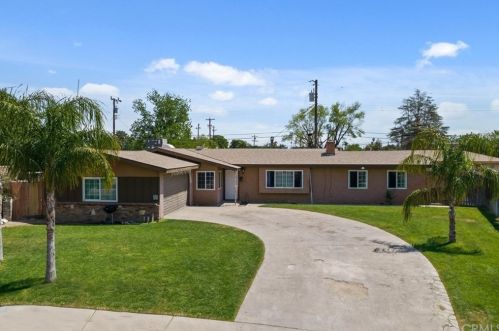 701 Chateau Ct, Bakersfield, CA 93304-6107