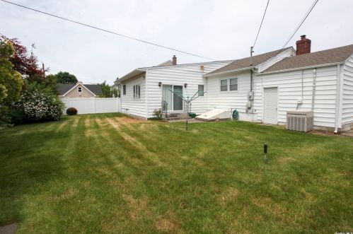 472 Piping Rock Rd, Seaford NY  11783-1038 exterior