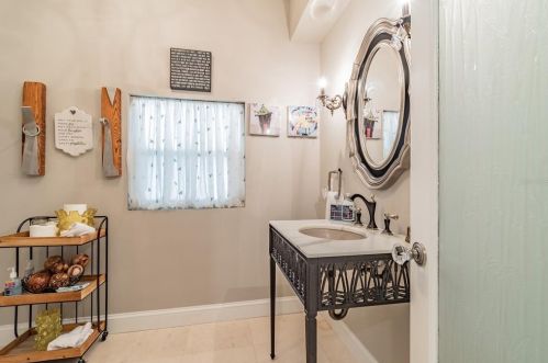 5148 31st Ave, Saint Petersburg FL  33707-5600 exterior