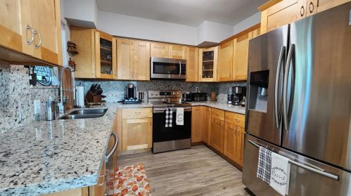 539 39th Pl, Hialeah, FL 33012-4237