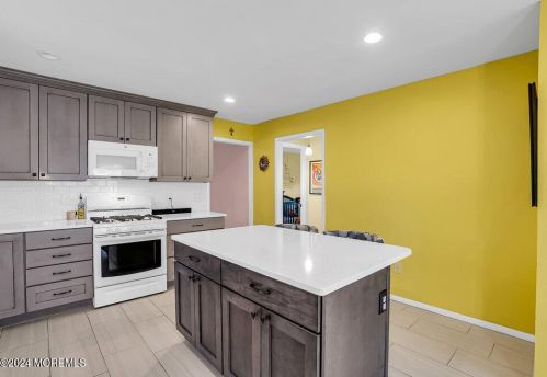286 17th Ave, Bricktown NJ  08724-1766 exterior