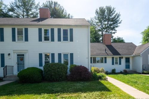 27 Patriots Sq, North Windham, CT 06250-1517