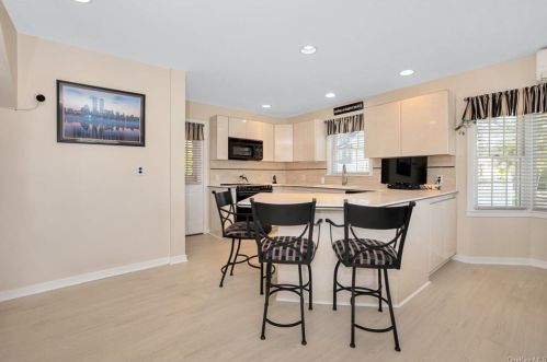 255 Kensico Rd, Thornwood NY  10594-1656 exterior