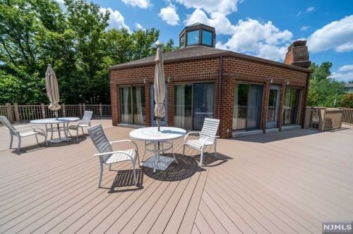 9 Lawrence Ct, Teaneck NJ  07666-6489 exterior