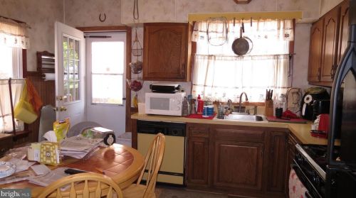 208 Chestnut Ave, Camden NJ  08109-2049 exterior