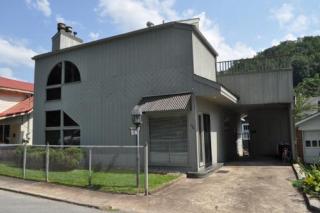 174 Riverview Dr, Pikeville, KY 41501-3755