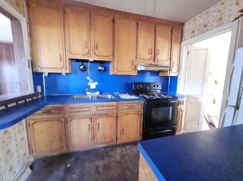 1521 Colonial Ave, Greensboro NC  27408-4907 exterior