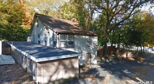 24 Norwich Rd, Scotts Beach, NY 11789-2632