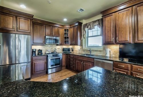 131 Roosevelt Way, Westbury NY  11590-6668 exterior