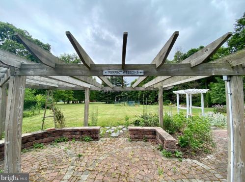 844 Maple Dr, Southampton PA 18966-4208 exterior