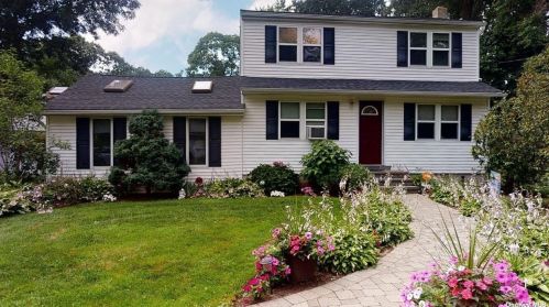 19 Pine St, South Setauket, NY 11720-3838