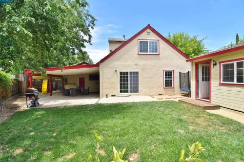 4066 Kensington Dr, Concord CA  94521-3333 exterior