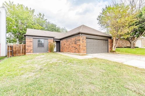4637 Feathercrest Dr, Fort Worth TX  76137-1543 exterior