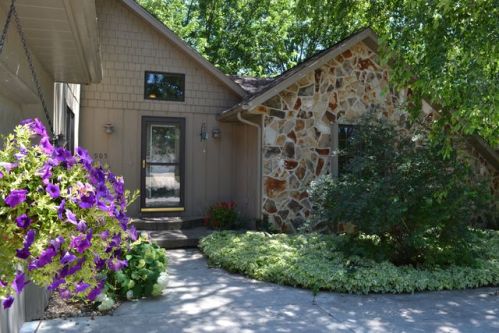 905 Nancy Rd, Waterloo, IA 50701-5227