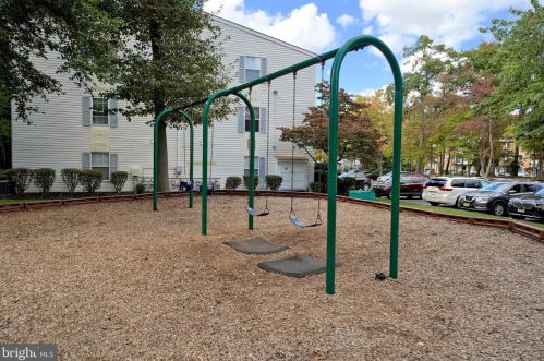 36 Holly Ct, Trenton NJ  08619-4633 exterior