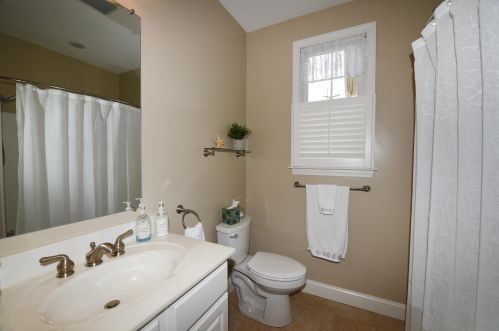 4 Chadwick Ct, Mashpee MA exterior