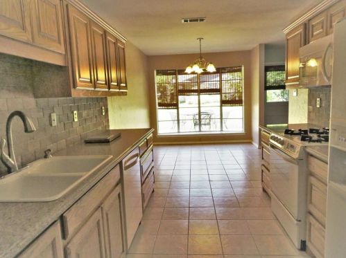 1500 Amherst Dr, Denton, TX 76201-1781