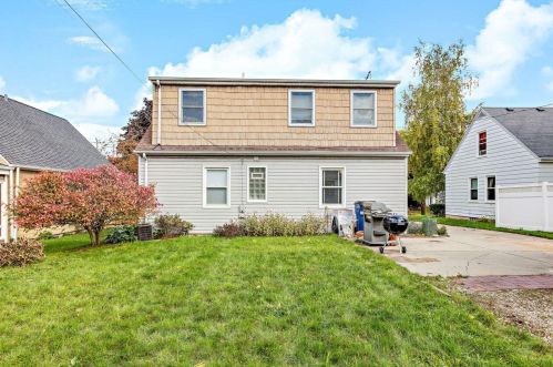 209 Honey Crk Dr, Milwaukee WI 53221-4062 exterior