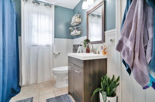 26 Blish Rd, East Hampton CT  06447-1110 exterior