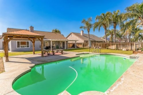 10016 Roehampton Ave, Bakersfield CA  93312-5348 exterior