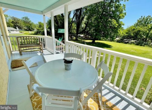 21 Loudoun St, Lovettsville VA  20180-8513 exterior