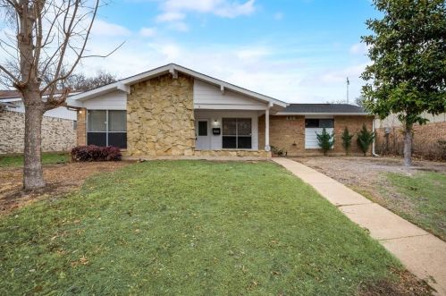 435 Charlotte St, Duncanville, TX 75137-3326