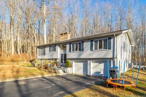 219 Lake Rd, Bozrah, CT 06334-1438