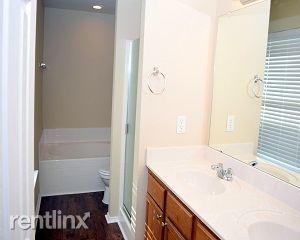 1058 Condor Dr, Grand Prairie TX  75051-3349 exterior