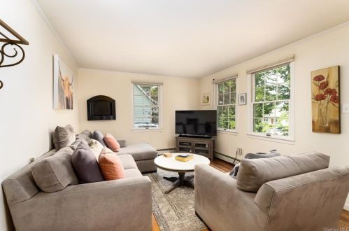 10 Osage Dr, Crotonville NY  10562-3815 exterior