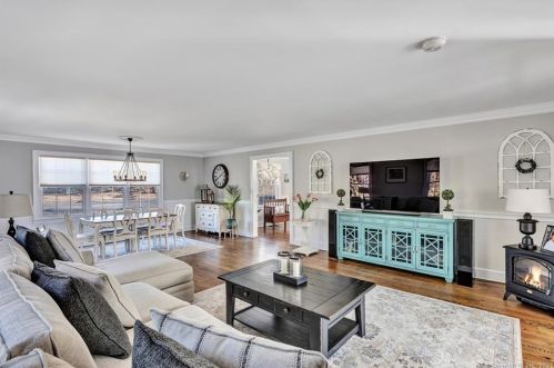 136 Vlg Rd, Huntington CT 06484-1778 exterior