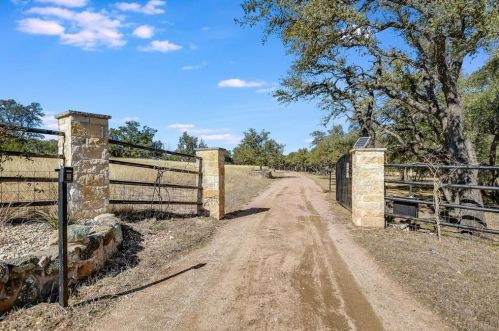 441 Leaning Oak Trl, Mount Sharp TX  78620-4681 exterior