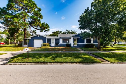 5933 15th Ave, Saint Petersburg FL  33707-3305 exterior