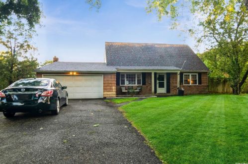 3 Arianne Way, Holtsville, NY 11742-1627