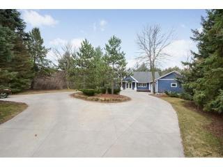 80 Edgecumbe Dr, Saint Paul, MN 55115-1822