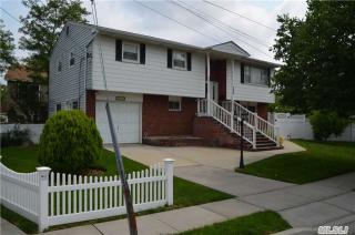3009 Fishermans Rd, North Baldwin, NY 11510-4318