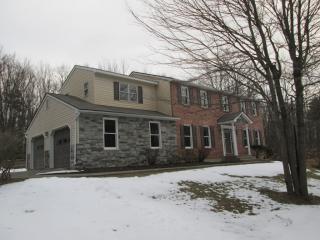 2573 Highview Dr, Brodheadsville, PA 18322-7051