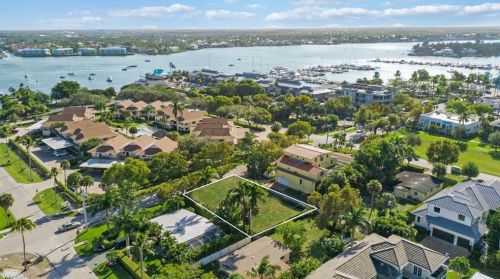 1140 8th St, Naples FL  34120-7427 exterior