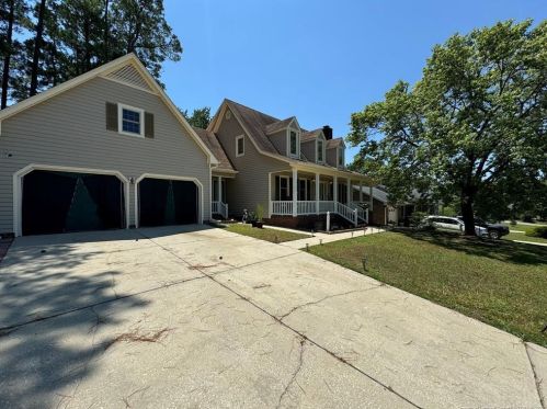 6105 Lakeway Dr, Fayetteville, NC 28306-9755