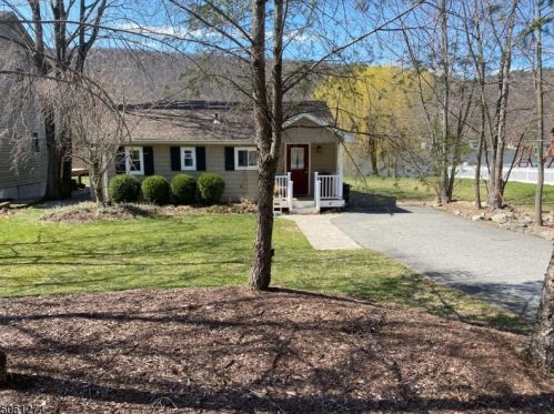 31 Pinecliff Lake Dr, West Milford NJ  07480-1324 exterior